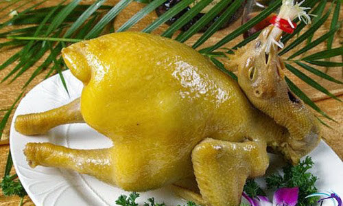 Với dáng gà quỳ, bẻ quặt Chân gà về phía sau, dùng lạt buộc cố định lại sao cho nhìn gà như đang quỳ vững chắc. Ảnh: womantoday