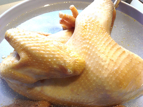 Khi vớt gà, ngâm vào chậu nước sôi để nguội 5 phút để da gà không bị xỉn màu. Ảnh: photobucket