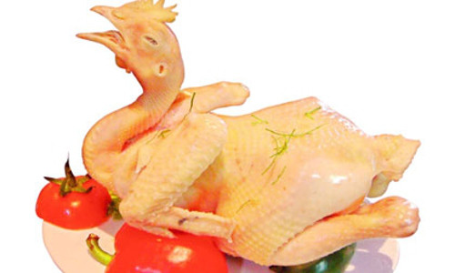 Để tạo dáng gà bay, quặt 2 cánh gà về phía sau lưng rồi lấy dây lạt buộc phần khớp xương cánh gà, buộc vừa phải để tránh rách da vì khi chín thịt và xương căng cứng có thể gây rách da gà. Buộc cổ gà vào giữa ở tư thế hơi ngả ra sau. Ảnh: baotiepthi