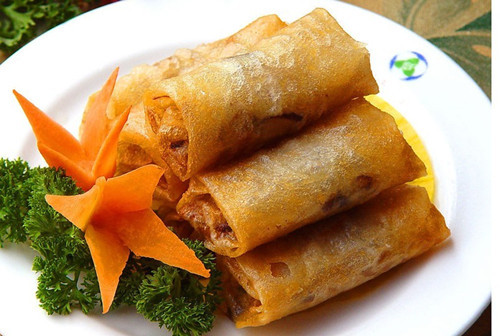 Chả giò. Lúc đầu chả giò được làm với nhiều rau, nhưng sau đó tôm và thịt lợn đã được thêm vào. Bởi màu sắc và hình dạng cũng tương tự như một thanh vàng, nên món chả giò là một món ăn tượng trưng cho sự giàu có và thịnh vượng. Ảnh: chinesetimeschool