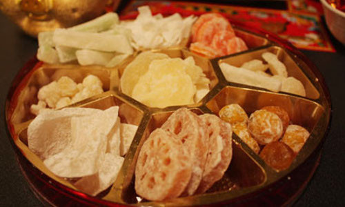 Khay mứt 8 ngăn. Trong dịp Tết, người Trung Quốc tiếp đón khách đến chơi nhà bằng một khay hình tròn hoặc hình bát giác với các loại kẹo, mứt ngọt như bí đao, dừa, hạt sen, củ sen, hạt dẻ cười…. Khay đựng thường có tám ngăn bởi người Trung Quốc quan niệm số tám là số may mắn. ẢNh: travel365
