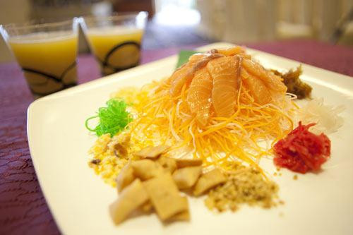 Salad cá (Yu sheng) luôn có mặt trong mâm cơm Tết truyền thống của người Trung Quốc. Đây là món salad đầy màu sắc của cá tươi và rau, quả. Ngoài ra còn có sứa, đu đủ, khoai lang, hẹ ngâm và nhiều hơn nữa. Ảnh: dulichao