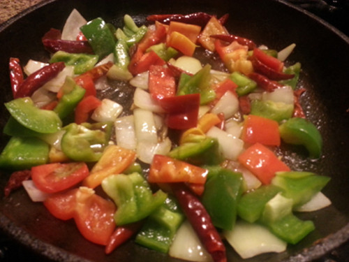 Gà Kung Pao. Gà Kung Pao là một món ăn của tỉnh Tứ Xuyên, miền tây Trung Quốc, được được làm từ gà và nấu cùng cay với ớt, đậu. Món gà Kung Pao mang biểu tượng trường thọ trong văn hóa Trung Quốc. Ảnh: viendongdaily