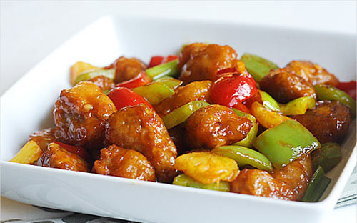 Thịt lợn chua ngọt. Mâm cỗ ngày tết ở Trung Quốc sẽ không được đầy đủ nếu thiếu món thịt lợn chua ngọt.Món ăn thịt lợn chua ngọt được làm từ những miếng thịt heo chiên kỹ với dứa, ớt chuông và sốt chua ngọt, thể hiện hy vọng gia đình có nhiều con cháu. Ảnh: phununet