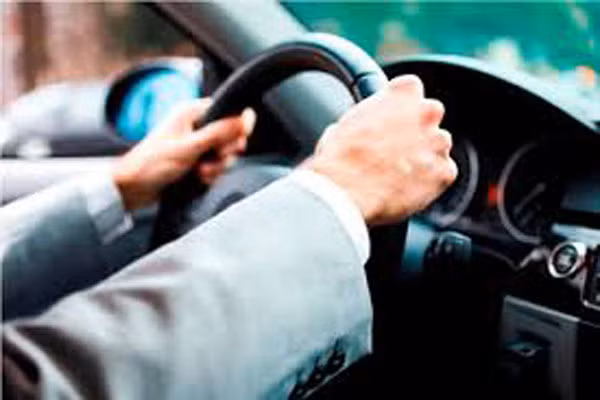 6. Thuốc hay nước tăng lực. Đừng tưởng rằng, những loại tăng lực này sẽ làm cho cơ thể tỉnh táo. Sự thực là, chúng làm cho cơ thể quá hưng phấn hơn mức bình thường, vì vậy mà bạn mất quyền kiểm soát vào những chi tiết nhỏ và bất ngờ xảy ra. Nước tăng lực cũng chứa một lượng cồn nhỏ, dẫu nó không thể dẫn đến những cơn say nhưng lại mang lại ảnh hưởng không hề nhỏ khi cầm lái.