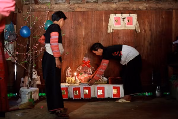  Dân tộc Mông trên Cao nguyên đá Đồng Văn chuẩn bị đón Tết cổ truyền với những chiếc bánh dày, chai rượu ngô được bày trang trọng trên mâm cỗ cúng tất niên cùng với gà trống sống đã được cắt tiết. Trên bàn thờ lúc này không thể thiếu một nhúm lông gà có tẩm tiết gà dán vào mảnh giấy, rồi tất cả đem dán trên bờ tường - nơi mà đồng bào Mông quan niệm đó là chỗ trú ngụ của thần linh.