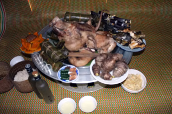 Dân tộc Kh’Mú làm lễ cúng mời các thần linh, tổ tiên trong rẫy về nhà để ăn Tết cùng gia đình, gọi là lễ “Pưng grưn”: lễ gồm 02 con gà, 02 vò rượu cần, xôi. Sau khi cúng xong cả gia đình cùng ăn tại chòi lá. Trong lễ “gơ rơ”, theo Ông Mong Hợi ở Tương Dương cho biết, ngoài nếp mới mỗi gia đình phải chuẩn bị đầy đủ các món mọc: cá, sóc, chuột, dúi; luộc chín các loại khoai tím, khoai vàng, khoai trắng, khoai sọ, bí xanh cùng với chuối, mía.