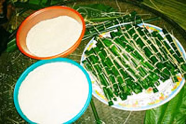 Các loại bánh đặc trưng của bà con Pa Cô - Vân Kiều, thứ không thể thiếu trong dịp Tết đó là bánh Beng, Acoắt, Aduh…Tất cả các loại bánh này đều được làm bằng gạo nếp nấu chín, sau đó đem giã nhuyễn cùng với mè đen, muối chứ không có nhân thịt như người Kinh.