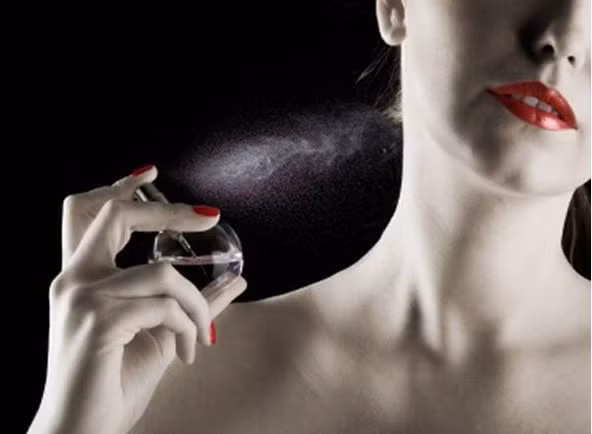 3. Fragrance (chất tạo mùi hương). Gồm có 4000 các thành phần khác nhau. Hầu hết các loại mùi hương tổng hợp là thủ phạm gây bệnh ung thư hoặc mang lại những loại độc tố cho cơ thể người. Fragrance tổng hợp có thể gây kích ứng da, nổi mẩn đỏ, da trở nên khô, sần sùi và lão hoá nhanh hơn.