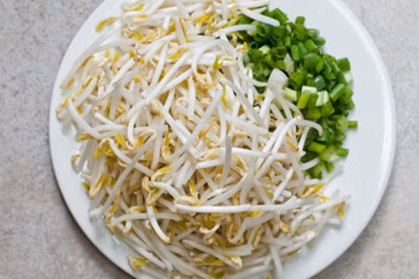 Giá đỗ. Thực phẩm mang tính an toàn và dễ làm nhất với chị em. Nó có nhiều vitamin B, khoáng chất như kali, sắt và canxi, protein. Giá đỗ bổ hơn hạt đỗ về cả chất lượng và đó là một trong những điều kỳ diệu của giá. Qua quy trình ngâm ủ, giá sẽ có hàm lượng protein, axit amin và vitamin C cao hơn.