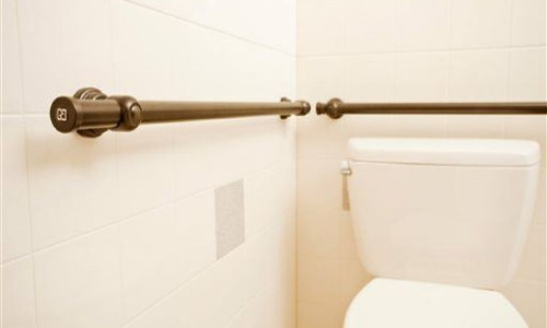 Nguoi phu nu bat ngo de roi con trong phong tam