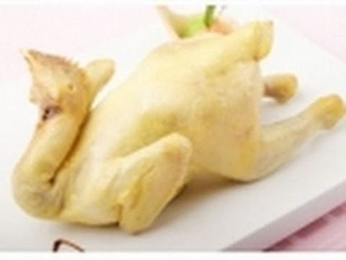 Dùng lạt buộc cổ giữa hai cánh gà, định hình như gà còn sống cổ vươn cao, hai cánh xoè như hai cánh tiên, đôi chân cài vào trong bụng cho gọn. Ảnh: youtube