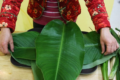 Nếu như khâu gói bánh chưng, bạn rửa sạch hong khô lá dong không để đọng một giọt nước nào thì bánh chưng sẽ bảo quản được lâu hơn.