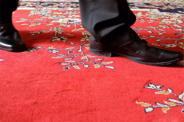 1. Đi bộ quanh nhà. Đây sẽ là cách để tiết kiệm thời gian nếu như bạn muốn sớm diện chúng ra đường. Hãy xỏ chân vào đôi giày và đi vòng quanh nhà khi rảnh rỗi. Nhưng nhớ để ý đến nguyên tắc chỉ đi trong khoảng 10 phút.