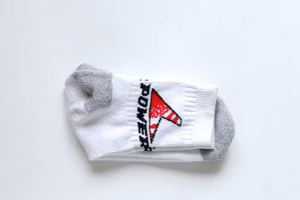 2. Mang dày với tất lớn hơn 1 size. Khi bạn mang vớ lớn hơn 1 số thì đôi dày sẽ tự nhiên nong ra một chút và chân bạn cũng không sợ phải phồng rộp lên. Nhưng cũng đừng làm bất cứ hoạt động nào quá nặng. Quá trình này chỉ cần bạn đi vào vài lần và ngồi yên một chỗ.