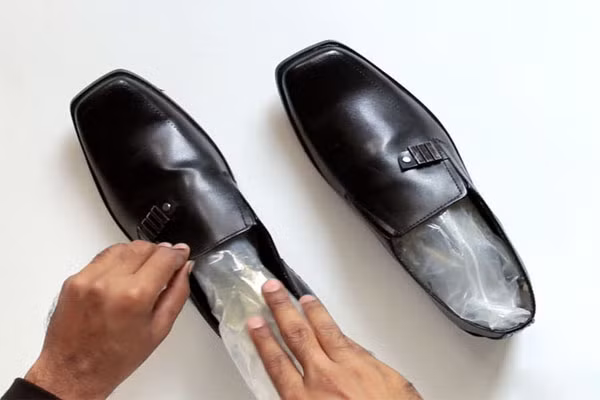 3. Dùng nhiệt lạnh. Cho một túi nước mát vào trong đôi dày. Nhớ là túi nước này kín để không có khả năng rỉ nước thấm vào dày. Cách này sẽ làm cho tất cả các đường viền và đường may, chỉ thừa trong đôi dày được nhẵn nhụi không còn cơ hội quậy cựa vào da chân.