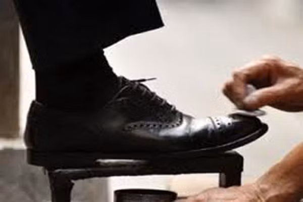 5. Đánh dày. Cho dù bề mặt vẫn còn bóng và mới, nhưng bạn vẫn nên đánh đánh giày sau mỗi lần đi ra khỏi nhà bởi việc này sẽ giúp phần da thích nghi với chân nhanh hơn.