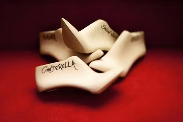 6. Dùng khuôn lót dày. Hãy mua một đôi shoes trees có chất lượng tốt đặt vào trong giày khi không dùng đến. Điều này luôn đúng, ngay cả đối với nhưng đôi giày cũ. Nó sẽ vừa đảm bảo dáng giày dép luôn đẹp và cũng đảm bảo vừa vặn với đôi chân của bạn.