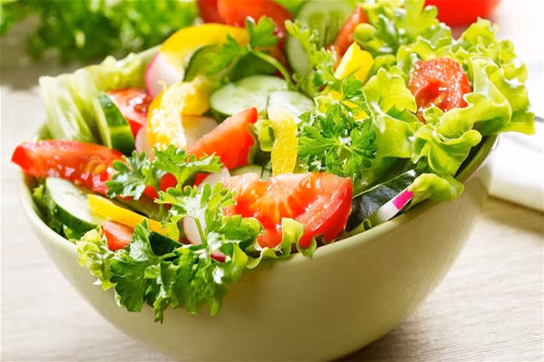 Do trái cây và rau quả có nhiều chất polyphenols, đặc biệt là những người có rất nhiều màu sắc như lựu, quả mọng, mùa đông bí, rau lá xanh. Những siêu thực phẩm này đã được biết đến với tác dụng chống viêm và chống oxy hóa hiệu quả.