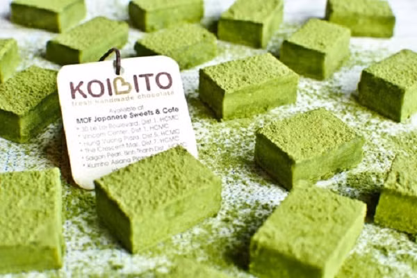 Socola tươi trà xanh khác với socola thường ở chỗ socola tươi mềm và dẻo có vị ngọt dịu nhẹ, bên trên rắc thêm lớp bột matcha đăng đắng giúp thực khách không cảm thấy ngán khi ăn. Món này khá đơn giản nên các bạn hoàn toàn có thể tự làm tại nhà để ăn hoặc tặng người thân. (Ảnh:sotaynauan)