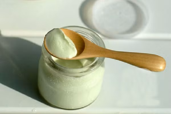 Sữa chua trà xanh: Trà xanh có hương thơm và vị chát dịu kết hợp cùng vị sữa chua thanh mát rất tốt cho sức khỏe và nhất là hệ tiêu hóa sẽ được tăng cường sức đề kháng. (Ảnh: news.zing)