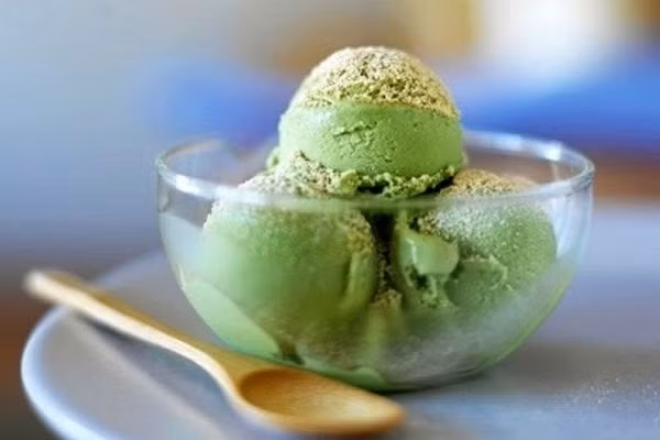 Kem trà xanh - Với vị đăng đắng tự nhiên của trà, hòa quyện với vị ngọt ngào, béo ngậy của sữa, của trứng. Đây là món ăn rất phù hợp với những tín đồ của kem nhưng ngán đồ ngọt. (Ảnh: Me.zing)