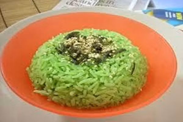 Ngoài làm bánh và kem, trà xanh còn được dùng để kết hợp với gạo nấu thành món cơm trà thơm ngon và bổ dưỡng. (Ảnh:anchaythoidaimoi)