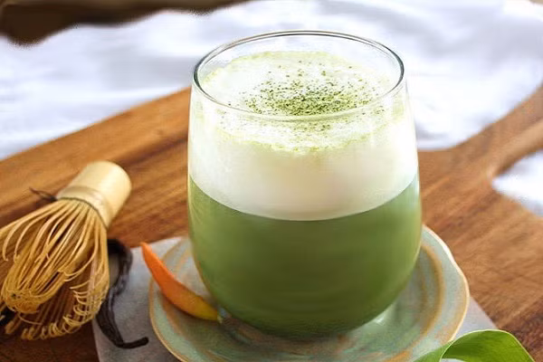 Sinh tố trà xanh cũng là đồ uống được nhiều người ưa chuộng giúp chống lão hóa, thải độc và giảm béo. Ngoài ra bạn cũng có thể kết hợp bột trà cùng kem tươi để ly sinh tố thơm ngon và hấp dẫn hơn. (Ảnh: Hoto.com)