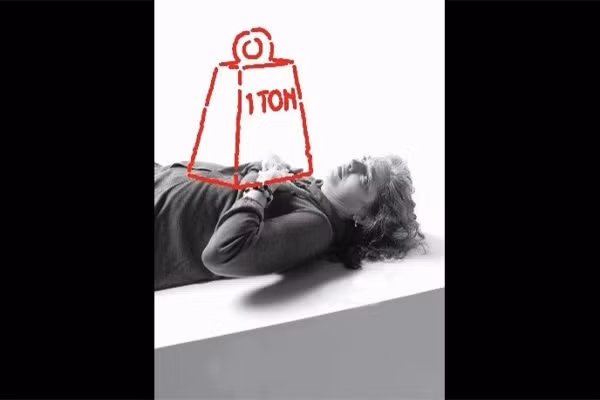 1. Đau ngực hoặc khó chịu. Hầu hết những cơn đau tim tấn công sẽ có dấu hiệu đau vùng chính ngực hoặc bên trái. Thường kéo dài vài phút hoặc lâu hơn. Bạn sẽ cảm thất như bị lực đè nặng ở ngực hay đầy hơi. Thậm chí, bạn còn cảm thấy như muốn ợ nóng hay khó tiêu.