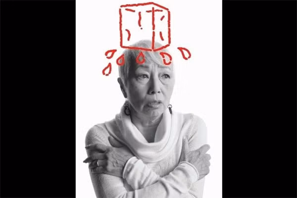 4. Toát mồ hôi. Nếu bạn thường toát nhiều mồ hôi ngay cả khi đang nghỉ ngơi, không vận động nhiều hãy lập tức tới bệnh viện để được tư vấn và làm xét nghiệm. Nếu bạn tỉnh dậy vào ban đêm trong tình trạng mướt mồ hôi, thì rất có thể đây là một trong những dấu hiệu báo trước một cơn đau tim sắp xảy ra.