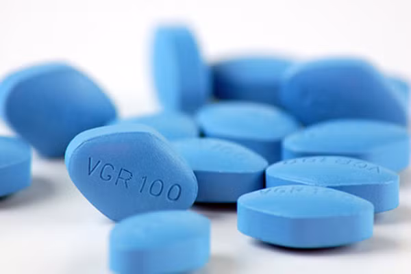  Sử dụng Viagra. Trong một nghiên cứu được công bố trên tạp chí Y Khoa Mỹ, giới nghiên cứu phát hiện ra rằng những người đàn ông dùng các loại thuốc rối loạn chức năng cương dươnng có nguy cơ mắc các khối u ác tính dưới da. Nếu bạn đang nghĩ đến việc dùng thuốc, cân nhắc lợi ích và thảo luận lựa chọn hoặc tham khảo bác sỹ da liễu.