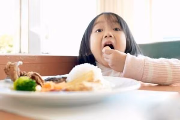 Trong quá trình phát triển của trẻ không thể thiếu những hải sản đó là tôm, cua, cá, giàu canxi, chứa protein cao hơn so với thịt gia cầm nhưng lại rất dễ hấp thu, vì vậy đây là những loại thực phẩm rất tốt cho con.