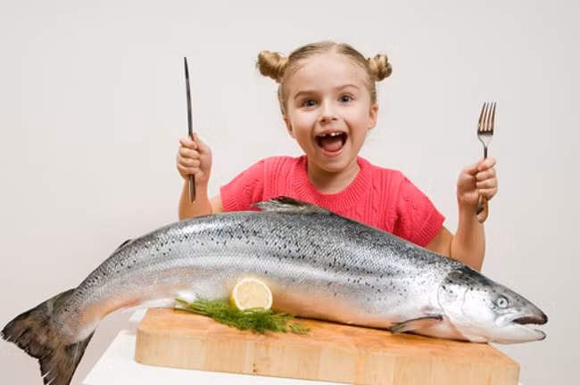 Cá. Chứa tất cả 9 loại axit amin và là nguồn protein hoàn chỉnh. Cá cũng là nguồn Omega 3 tuyệt vời cho sức khỏe mà cơ thể trẻ đang phát triển rất cần. Các Omega 3 trong cá có tác động mạnh thực sự, với những dưỡng chất tác động đến sự phát triển của não bộ, trí thông minh và mắt của trẻ.