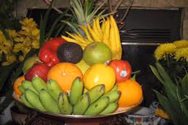 Chính giữa nải chuối xanh thẫm là quả bưởi căng mọng hoặc quả phật thủ chín vàng nổi bật. Những quả mọng nhỏ như đào, hồng, quýt, cam sẽ xếp xung quanh. Chỗ nào còn hổng thì sẽ chèn thêm những loại quả màu sắc khác nhằm thể hiện cầu một năm tiền tài, sung túc, ấm no. Ảnh:Vietbao.