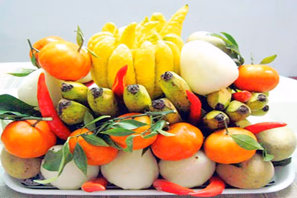 Mâm ngũ quả miền Bắc. Ở miền Bắc, trên mâm ngũ quả thường có 5 loại quả: chuối, bưởi, đào, hồng, quýt. Cách trình bày truyền thống thường gặp là nải chuối được đặt ở dưới cùng thể hiện sự che chở của đất trời cho con người. Đặt nải chuối ở giữa để đỡ lấy toàn bộ các cây trái khác. Ảnh: Saostar.