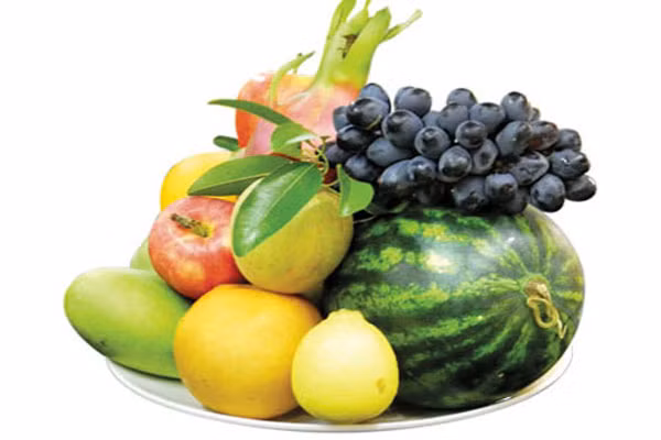 Người miền Nam cũng không ưa cam quýt do quan niệm “quýt làm cam chịu” cho nên hai thứ quả mọng này sẽ không có mặt trong mâm quả đầu năm, họ sẽ thay vào bằng những thức quả đặc sản phương Nam như măng cụt, chôm chôm, thanh long hay những chùm nho trĩu nặng hứa hẹn một năm mới với mùa vụ sây trái.