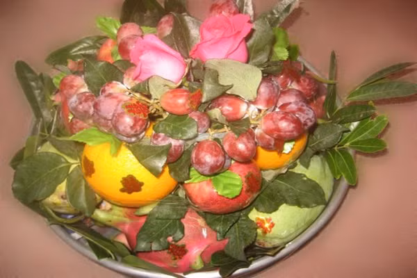 Dù ở bất cứ vùng nào trên đất nước Việt Nam, lòng thành kính tổ tiên của người Việt ta đều giống nhau. Mâm ngũ quả trên bàn thờ ngày Tết vẫn là nơi hội tụ của hồn quả, hương cây, của nếp văn hóa dân tộc và của ý nguyện cầu hòa, an, đủ, may của người dân Việt. Ảnh: Bacgiang.net