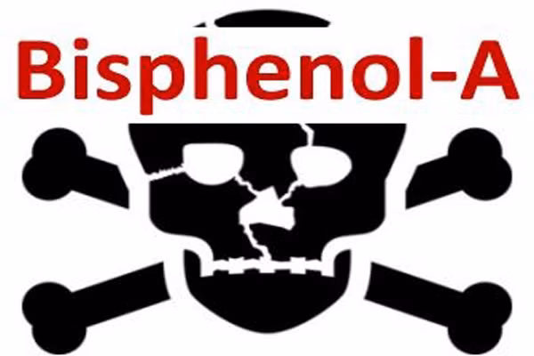 1. Bisphenol-A (BPA). Là một chất hóa học được dùng để làm nhựa cứng trong hơn 40 năm qua. Hóa chất phá vỡ nội tiết này vô cùng phổ biến và có thể tìm thấy ở rất nhiều vật dụng như thiết bị y tế, đĩa nhựa, vỏ chai, đồ uống đóng hộp và nhiều sản phẩm khác. Các nghiên cứu trong phòng thí nghiệm đã chỉ ra rằng, BPA có liên quan đến tình trạng dậy thì sớm và nguy cơ ung thư vú khi có tuổi ở phụ nữ.