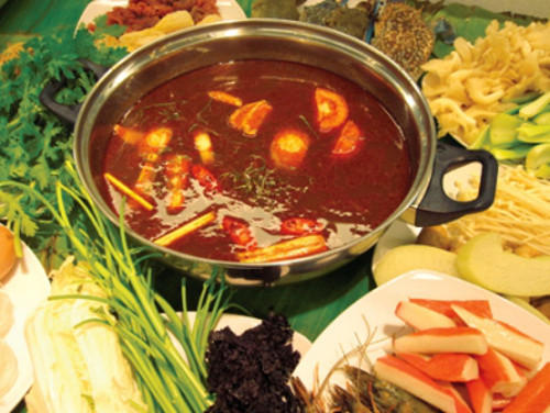 Lẩu sa tế uyên ương tại quán hủ tíu bò viên - đường Trần Phú, Quận 5, TPHCM. Đây là địa chỉ quán bình dân lề đường, thích hợp cho cặp tình nhân muốn ăn lẩu ở Sài Thành. Một suất lẩu sa tế cho hai người ăn ở đây có giá 120k, không quá đắt. Ảnh: trungtamdattiecanhthu