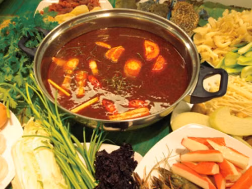 Lẩu sa tế uyên ương tại quán hủ tíu bò viên - đường Trần Phú, Quận 5, TPHCM. Đây là địa chỉ quán bình dân lề đường, thích hợp cho cặp tình nhân muốn ăn lẩu ở Sài Thành. Một suất lẩu sa tế cho hai người ăn ở đây có giá 120k, không quá đắt. Ảnh: trungtamdattiecanhthu