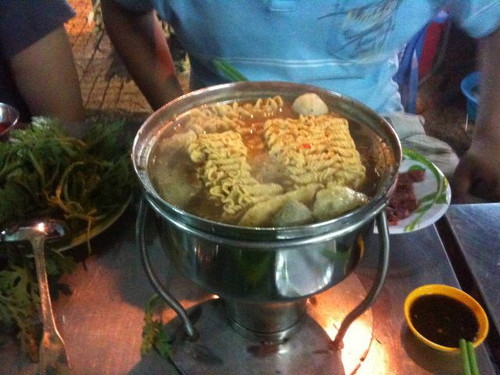 Nhìn có vẻ hơi giống lẩu 1 người nhưng nồi lẩu ở đây khá sâu và to hơn nhiều. Bên trong nồi lẩu thì gồm có bò viên, heo viên, đậu hủ dồn thịt và da heo. Bạn có thể lựa chọn ăn mì gói, mì trứng hoặc hủ tiếu dai, hủ tiếu mềm. Ảnh: diadiemanuong