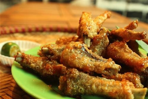 Giá dao động từ 180.000 - 200.000 đồng. Ngoài ra, quán còn có một số món ăn vặt đậm chất Hà Nội đặc sắc như mựa sữa chiên nước mắm, chân gà chiên muối, nem chua rán..Ảnh: alobacsi