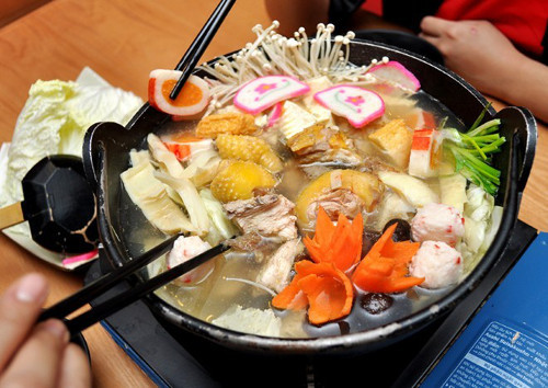 Món lẩu trình bày đẹp mắt với thịt gà, nấm, thanh cua, chả tôm, chả cá, nước lẩu chế biến đặc biệt, rất ngọt chất, hương vị là lạ. Quán còn nhiều đồ ăn vặt như sủi cảo chiên, bánh bạch tuộc, mì ramen... giá cũng vừa phải, dao động từ 15.000 - 60.000 đồng/món. Ảnh: zing