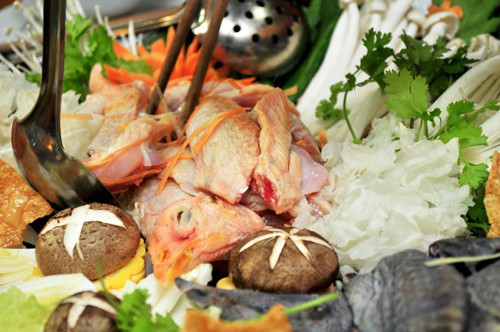 Điểm thú vị ở món lẩu này còn nằm ở chỗ, đôi uyên ương gà này là hai loài gà khác nhau, một là gà ri đồi, hai là mày đen của giống gà ác. Giá cả ở đây cũng rất phải chăng, một nồi lẩu gà dao động từ 150.000 - 200.000 đồng. Ảnh: nhomphuot