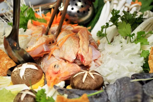 Điểm thú vị ở món lẩu này còn nằm ở chỗ, đôi uyên ương gà này là hai loài gà khác nhau, một là gà ri đồi, hai là mày đen của giống gà ác. Giá cả ở đây cũng rất phải chăng, một nồi lẩu gà dao động từ 150.000 - 200.000 đồng. Ảnh: nhomphuot