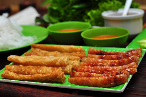 Suất lẩu gà có giá dao động khoảng 260.00 - 300.000 đồng (tùy vào cân nặng gà). Không rẻ nhưng ngon và chất lượng. Ngoài ra, đôi bạn cũng có thể khởi động bằng nem nướng Nha Trang, 50.000 đồng/suất.