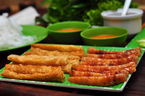 Suất lẩu gà có giá dao động khoảng 260.00 - 300.000 đồng (tùy vào cân nặng gà). Không rẻ nhưng ngon và chất lượng. Ngoài ra, đôi bạn cũng có thể khởi động bằng nem nướng Nha Trang, 50.000 đồng/suất.