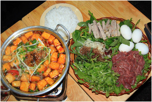 Lẩu riêu cua bắp bò, ngõ 8. Đây là một trong những quán đồ ăn Hà Nội chiểm được cảm tình của nhiều bạn trẻ ở Sài Gòn. Lẩu riêu cua bắp bò là món ăn trứ danh làm nên thương hiệu của quá. Một suất lẩu riêu cua bắp bò bao gồm một mẹt đầy ấp các loại thức ăn khác nhau như riêu cua, bắp bò, trứng vịt lộn, con rạm, cua đồng và đậu hủ mơ cùng với các loại rau ăn kèm rất đa dạng. Ảnh: depplus