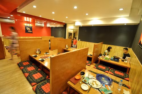 Lẩu Nhật bình dân Nguyễn Ngọc Vũ. Nằm ở cuối Nguyễn Ngọc Vũ, quán trông khá lịch sự song trẻ trung, và giá cả vừa tầm. Lẩu Nhật ở đây thích hợp với các cặp đôi, giá chỉ 180.000 đồng. Ảnh: zing