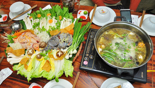 Quán Sành, số 8 ngõ 97 Phạm Ngọc Thạch. Chủ quán đã cho ra đời món lẩu uyên ương vừa quen vừa lạ, sẽ rất phù hợp cho cặp tình nhân trong những ngày giá rét. Một đôi gà được set up ngay ngắn trên mâm, quyện mỏ vào nhau trong như một đôi uyên ương, xung quanh được trang trí thêm bởi nấm kim châm, nấm hương, nấm tuyết…Ảnh: nhomphuot